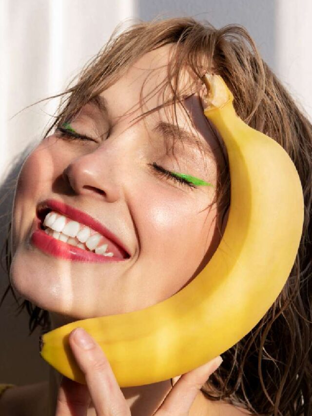 Banana Facial  : ग्लोइंग स्किन के लिए घर बैठे दस मिनट में कीजिये केले का फेशियल