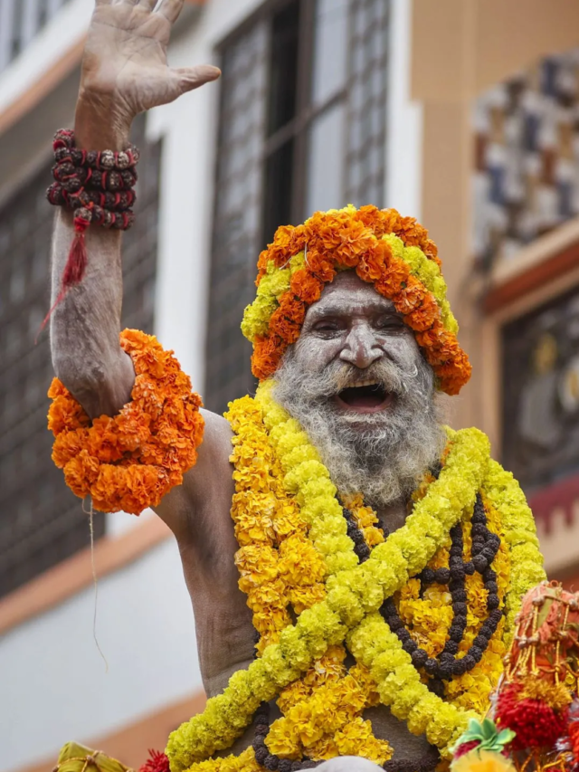 नागा साधु के हाथो से मिल जाएं ये चीजें तो बदल जाएगा आपका भाग्य