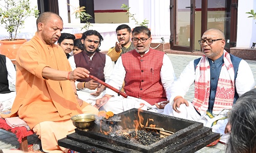 गोरखनाथ मंदिर में  हवन करते मुख्यमंत्री योगी आदित्यनाथ।