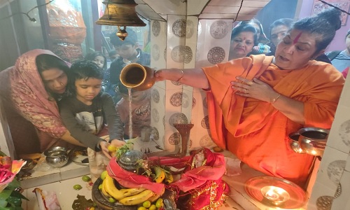 संकट मोचन मंदिर में भक्तों ने हर-हर महादेव जयकारों संग किया जलाभिषेक व रुद्राभिषेक