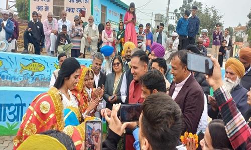 सरपंचों के प्रतिनिधि मंडल का ग्रामीणों द्वारा किया गया ठेठ हरियाणवी अंदाज में भव्य स्वागत