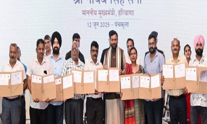 CM सैनी ने प्रदेश के सभी जिलों के 250 पात्र लाभार्थियों को दुकानों की सौंपी रजिस्ट्रियां