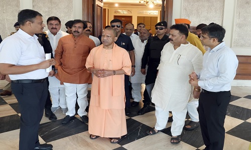 मुख्यमंत्री योगी आदित्यनाथ मंगलवार को होटल ताज, वाराणसी में गृहमंत्री का प्रस्तावित भ्रमण कार्यक्रम को लेकर तैयारियों का निरीक्षण करते हुए।