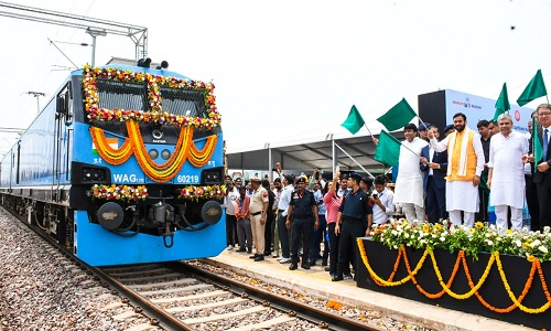 रेल मंत्री अश्विनी वैष्णव और मुख्यमंत्री नायब सिंह सैनी ने गति शक्ति मल्टी मॉडल कार्गो टर्मिनल से पहली कार्गो ट्रेन को हरी झंडी दिखाकर रवाना किया।