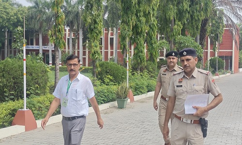 परीक्षा केंद्र का निरीक्षण करते हुए उपायुक्त धर्मेंद्र सिंह।