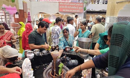 माता दरवाजा स्थित संकट मोचन मंदिर में ब्रह्मलीन गुरुमां साध्वी गायत्री जी के सानिध्य में सावन माह के पहले सोमवार को गद्दीनशीन साध्वी मानेश्वरी देवी ने भक्तों संग ओउम नम: शिवाय के जयकारों के साथ शिवलिंग पर श्रद्धा और उत्साह से जलाभिषेक और रुद्राभिषेक किया।