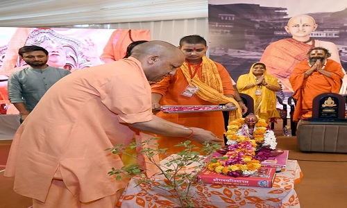 चित्रकूट में पूजा-अर्चना करते हुए सीएम योगी।