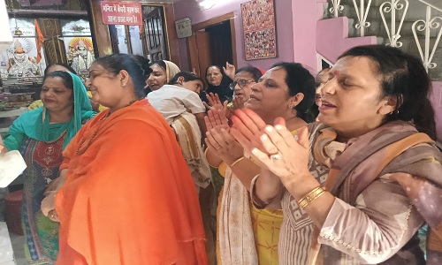   साध्वी मानेश्वरी देवी और भक्तजन भगवान शिव का गुणगान करते हुए।