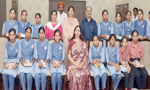 स्कूली बच्चियों के साथ मुख्यमंत्री की पत्नी सुमन सैनी
