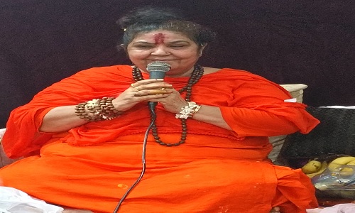 : माता दरवाजा स्थित संकट मोचन मंदिर की संचालिका साध्वी मानेश्वरी देवी रक्षाबंधन पर्व की जानकारी देते हुए।