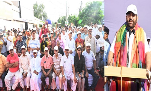 लोगों को संबोधित करते हुए सीएम सैनी। 