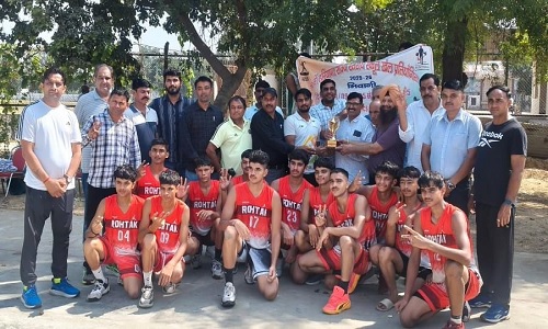 बास्केटबॉल की लड़कों की राज्य स्तर पर प्रथम स्थान विजेता टीम आयोजकों के साथ
