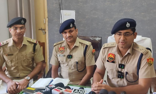 प्रेस वार्ता में जानकारी देते हुए पुलिस अधीक्षक नीतीश अग्रवाल