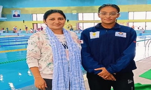 गोल्ड मेडल विजेता खिलाड़ी हर्षिता अपनी टीम इंचार्ज के साथ