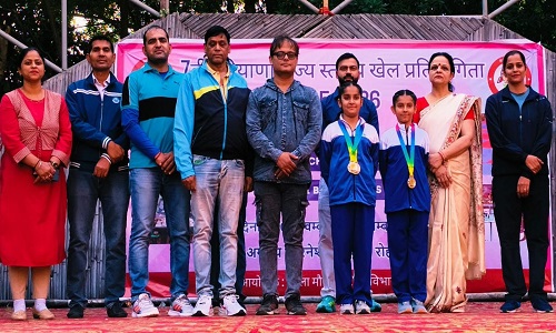 राज्य स्तरीय स्कूली योग प्रतियोगिता में सिल्वर मेडल विजेता याक्षी बल्हारा और पूर्ति को सम्मानित करते हुए आयोजक