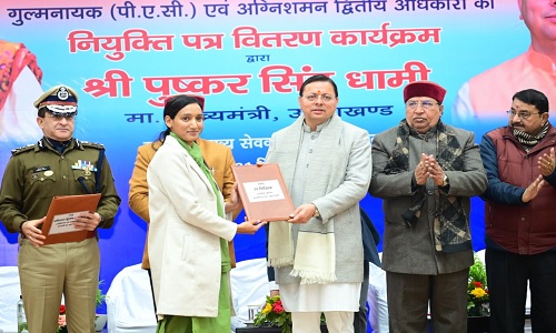 Chief Minister Pushkar Singh Dhami handed over appointment letters to sub inspectors at Chief Minister's residence