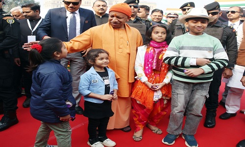 बच्चों के साथ सीएम योगी।