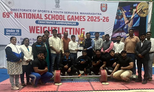 69वीं नेशनल वेटलिफ्टिंग प्रतियोगिता के पदक विजेता हरियाणा के खिलाड़ियों को सम्मानित करते हुए आयोजक