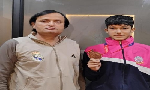 राष्ट्रीय स्केटिंग चैंपियनशिप में ब्रॉन्ज मेडल विजेता अभय अपने कोच के साथ