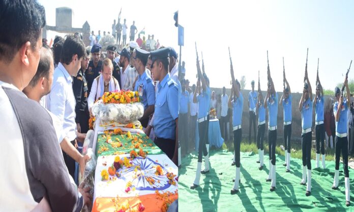 सहकारिता मंत्री डॉ. अरविंद शर्मा ने पुष्पचक्र अर्पित कर राज्य सरकार की ओर से शहीद को दी श्रद्धांजलि