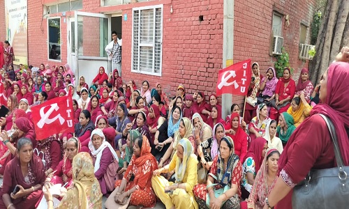 आशा वर्करों ने किया सिविल सर्जन कार्यालय पर प्रदर्शन