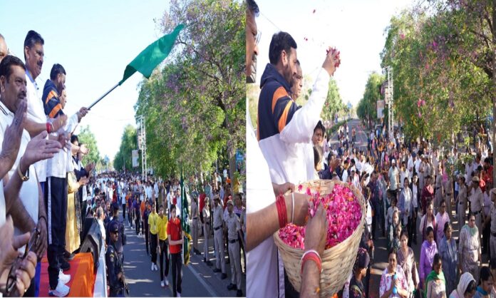 मुख्यमंत्री ने प्रतिभागियों पर पुष्प वर्षा कर बढ़ाया उनका मनोबल