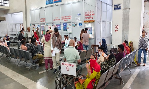 पीजीआई पहुंचे मरीज। 