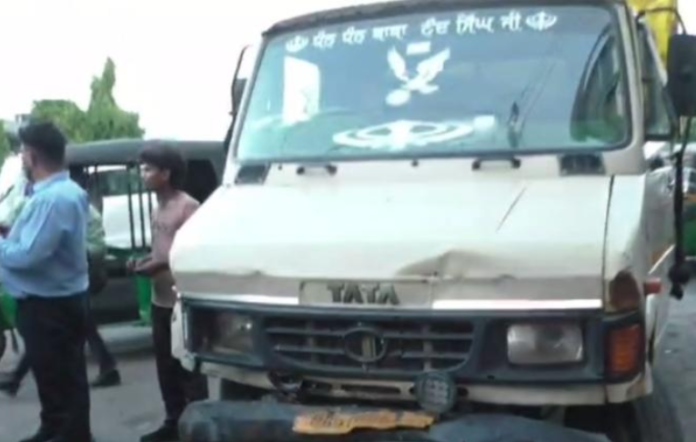 Canter brakes fail near Ludhiana bus stand.