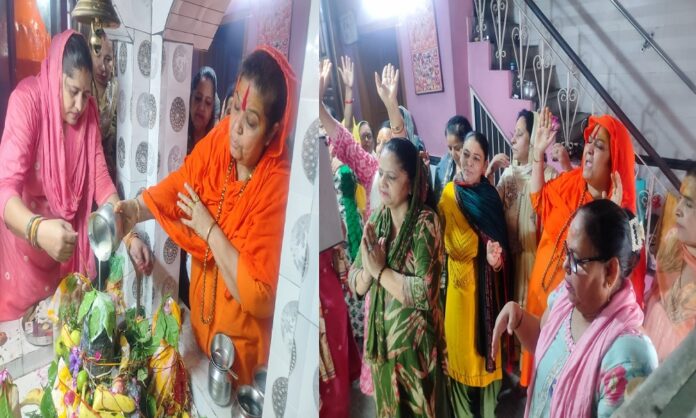  माता दरवाजा स्थित संकट मोचन मंदिर में मंगलवार को शिवरात्रि पर्व पर साध्वी मानेश्वरी देवी और भक्तजन शिवलिंग पर जलाभिषेक और रुद्राभिषेक करते हुए।