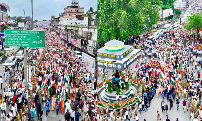 गोरखपुर में तिरंगा यात्रा के दौरान मुख्यमंत्री योगी आदित्यनाथ।