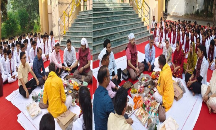 एमबीबीएस प्रथम वर्ष के नवीन शैक्षणिक सत्र का शुभारंभ हवन-पूजन के साथ किया गया।