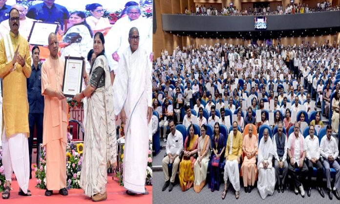 मुख्यमंत्री योगी आदित्यनाथ ने उत्तर प्रदेश शिक्षा सेवा चयन आयोग द्वारा चयनित 3567 अभ्यर्थियों को वितरित किए नियुक्ति पत्र