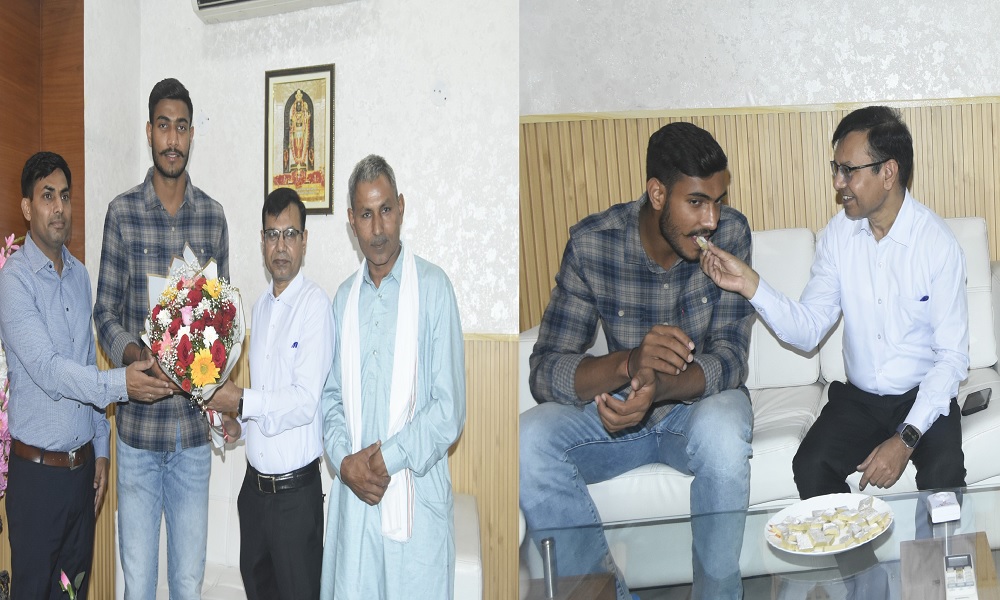 उपायुक्त सतबीर सिंह ने देवांक दलाल को किया सम्मानित